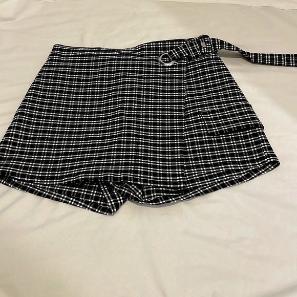 Garage size medium shorts. Black and white gingham print. - Picture 1 of 3